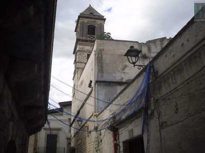 Il monastero di Santa Chiara, una struttura massiccia concepita nel 1573 come orfanotrofio e poi convertita in monastero nel 1660. Nel corso dei secoli ha cambiato pi� volte la sua destinazione d'uso ma oggi giace inutilizzata e necessita di lavori di restauro
